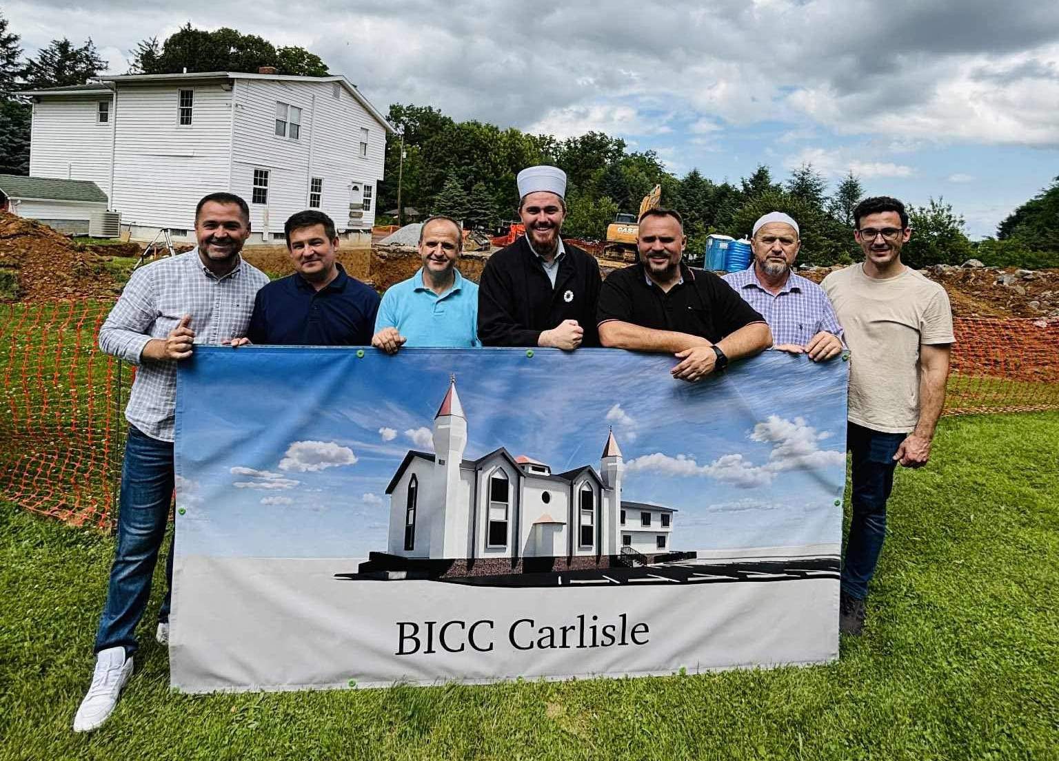 Džematlije BICC Carlisle sa Zinaid ef. uz izgled buduće džamije i centra.jpg - Reportaža iz SAD-a: Džamije u Mechanicsburgu i Carlisleu oaze spasa i susreta Bošnjaka Pennsylvanije